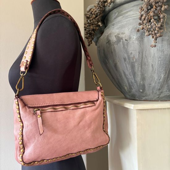 Oudroze, gewassen leren schoudertas met koperen studs. 27 x h 17 x 6 cm.