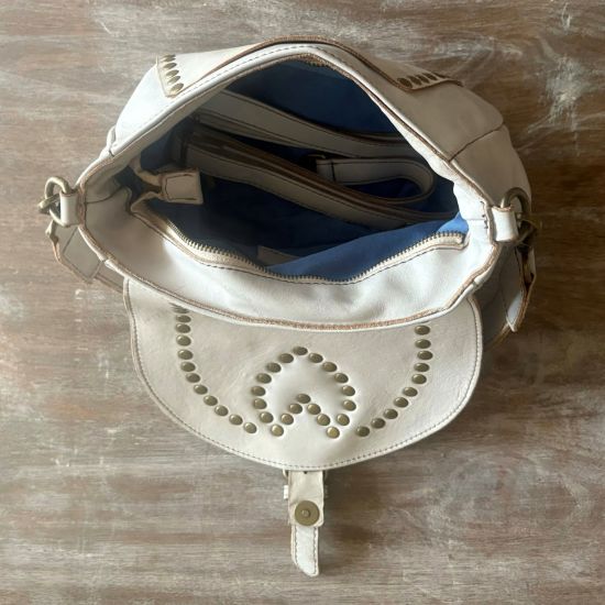 Gewassen leren tas met studjes, cream. 28 x h 21 x 8 cm