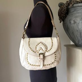 Gewassen leren tas met studjes, cream. 28 x h 21 x 8 cm