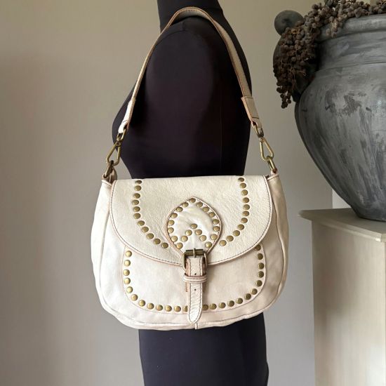 Gewassen leren tas met studjes, cream. 28 x h 21 x 8 cm