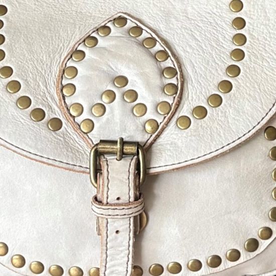 Gewassen leren tas met studjes, cream. 28 x h 21 x 8 cm