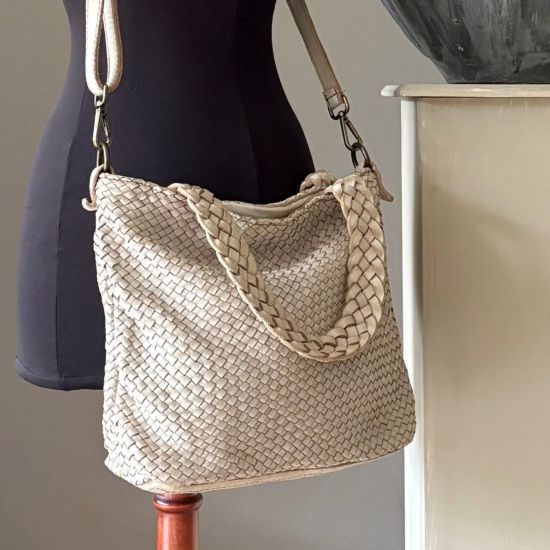 Gewassen leren, gevlochten tas. Crème. 35 x h 27.5 x 9.5 cm.