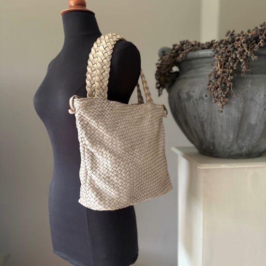 Gewassen leren, gevlochten tas. Crème. 35 x h 27.5 x 9.5 cm.