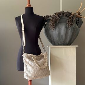 Gewassen leren, gevlochten tas. Crème. 35 x h 27.5 x 9.5 cm.
