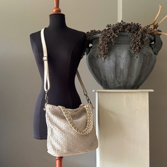 Gewassen leren, gevlochten tas. Crème. 35 x h 27.5 x 9.5 cm.