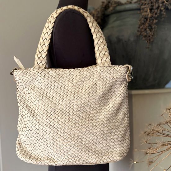 Gewassen leren, gevlochten tas. Crème. 35 x h 27.5 x 9.5 cm.