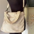 Gewassen leren, gevlochten tas. Crème. 35 x h 27.5 x 9.5 cm.
