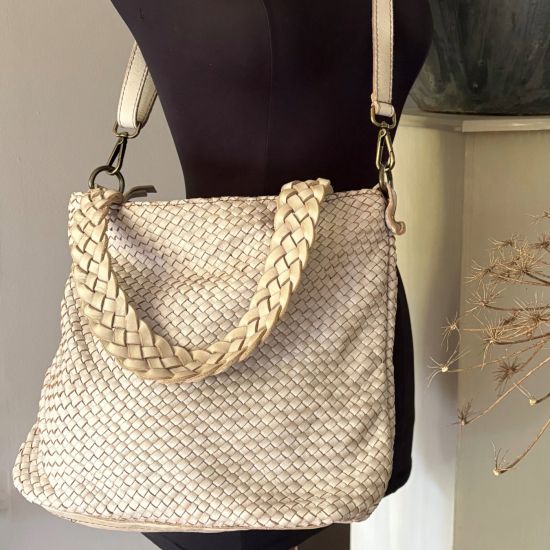 Gewassen leren, gevlochten tas. Crème. 35 x h 27.5 x 9.5 cm.
