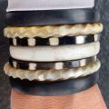 Armband buffelhoorn, blonde tintjes. Breedte 1cm, Glans finish. S t/m L  Licht in gewicht.