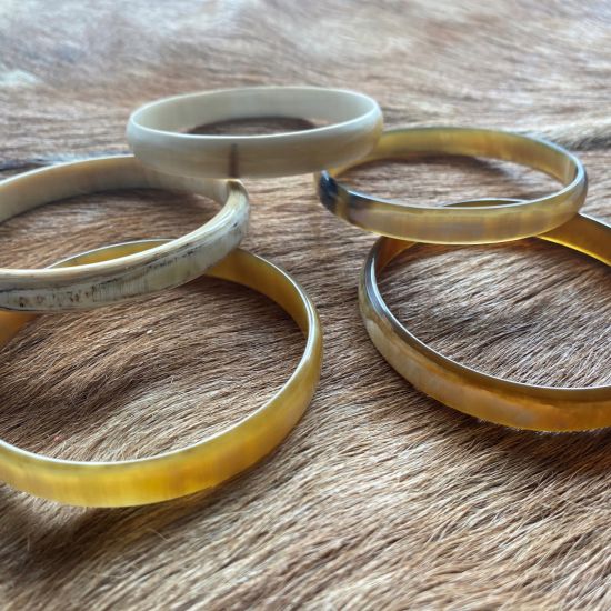 Armband buffelhoorn, blonde tintjes. Breedte 1cm, Glans finish. S t/m L Licht in gewicht.