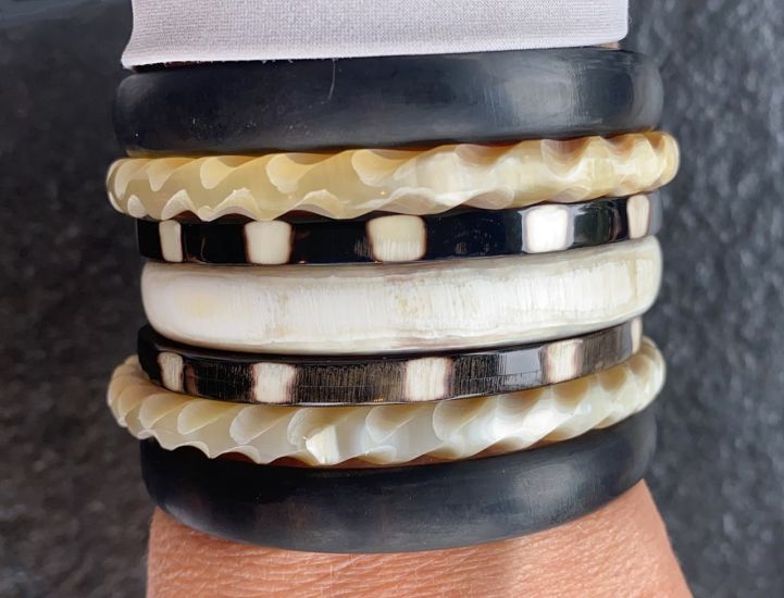 Armband buffelhoorn, blonde tintjes. Breedte 1cm, Glans finish. S t/m L Licht in gewicht.