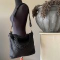 Gewassen leren, gevlochten tas. Zwart. 35 x h 27.5 x 9.5 cm.