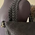 Gewassen leren, gevlochten tas. Zwart. 35 x h 27.5 x 9.5 cm.