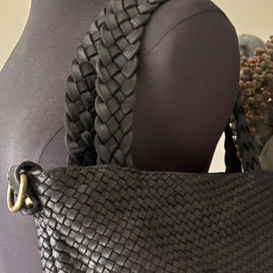 Gewassen leren, gevlochten tas. Zwart. 35 x h 27.5 x 9.5 cm.