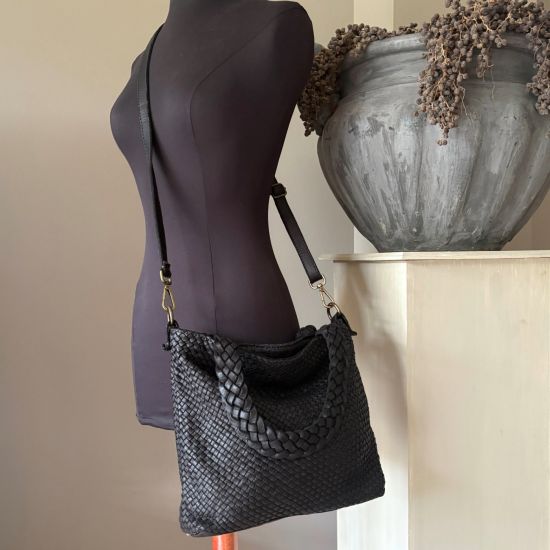 Gewassen leren, gevlochten tas. Zwart. 35 x h 27.5 x 9.5 cm.