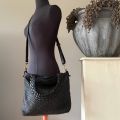 Gewassen leren, gevlochten tas. Zwart. 35 x h 27.5 x 9.5 cm.