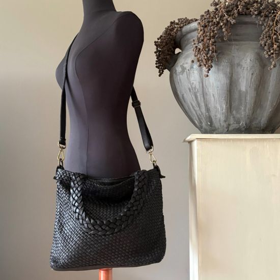 Gewassen leren, gevlochten tas. Zwart. 35 x h 27.5 x 9.5 cm.
