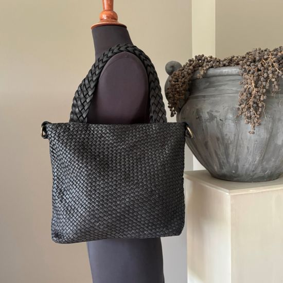Gewassen leren, gevlochten tas. Zwart. 35 x h 27.5 x 9.5 cm.