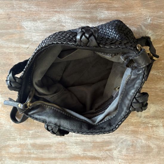 Gewassen leren, gevlochten tas. Zwart. 35 x h 27.5 x 9.5 cm.