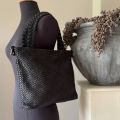 Gewassen leren, gevlochten tas. Zwart. 35 x h 27.5 x 9.5 cm.