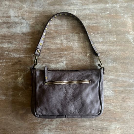 Gewassen leren, gevlochten tasje met koperen studs. Grey, taupe. 26.5 x h 15 x 3.5 cm.