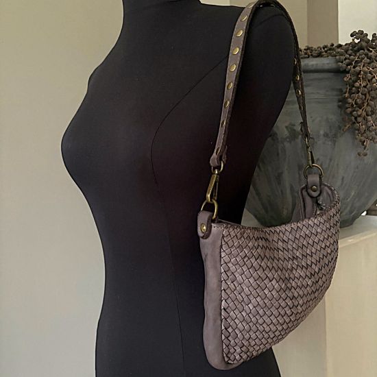 Gewassen leren, gevlochten tasje met koperen studs. Grey, taupe. 26.5 x h 15 x 3.5 cm.