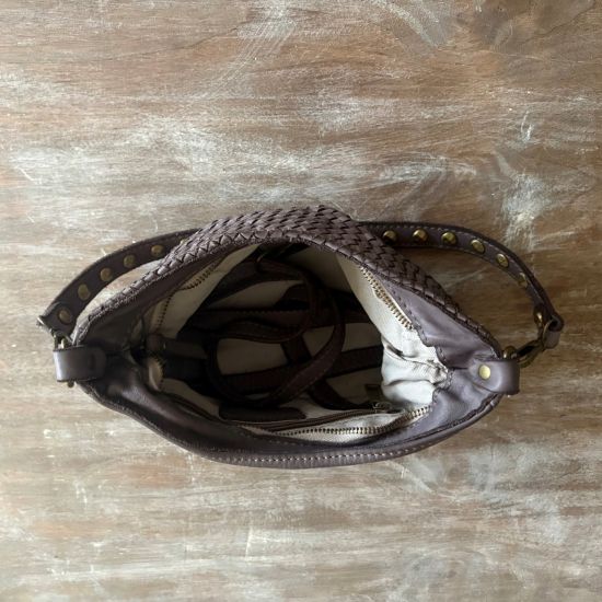 Gewassen leren, gevlochten tasje met koperen studs. Grey, taupe. 26.5 x h 15 x 3.5 cm.