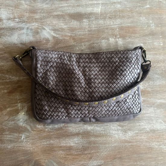 Gewassen leren, gevlochten tasje met koperen studs. Grey, taupe. 26.5 x h 15 x 3.5 cm.