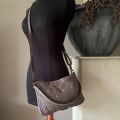 Gewassen leren, gevlochten tasje met koperen studs. Grey, taupe. 26.5 x h 15 x 3.5 cm.