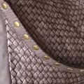 Gewassen leren, gevlochten tasje met koperen studs. Grey, taupe. 26.5 x h 15 x 3.5 cm.