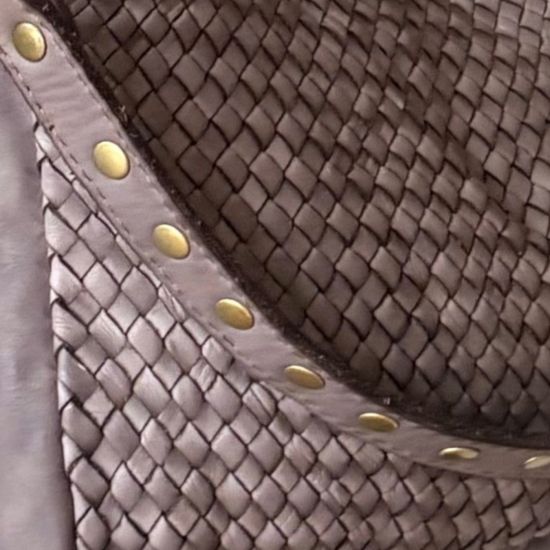 Gewassen leren, gevlochten tasje met koperen studs. Grey, taupe. 26.5 x h 15 x 3.5 cm.