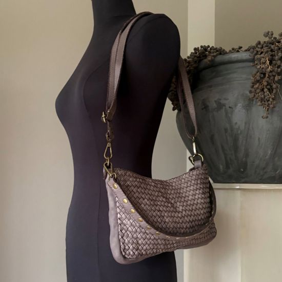 Gewassen leren, gevlochten tasje met koperen studs. Grey, taupe. 26.5 x h 15 x 3.5 cm.