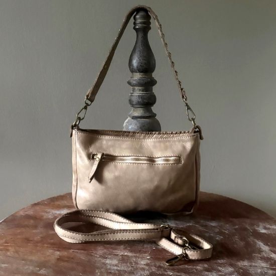 Gewassen leren, gevlochten tasje met koperen studs. 26.5 x h 15 x 3.5 cm