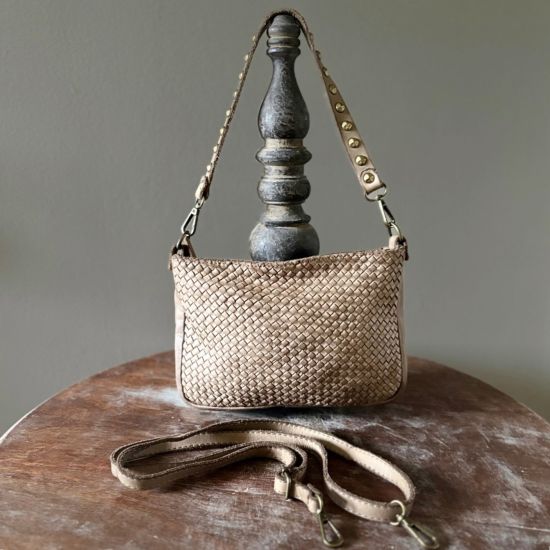 Gewassen leren, gevlochten tasje met koperen studs. 26.5 x h 15 x 3.5 cm