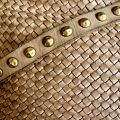 Gewassen leren, gevlochten tasje met koperen studs. 26.5 x h 15 x 3.5 cm