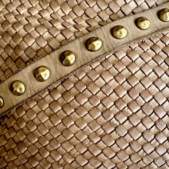 Gewassen leren, gevlochten tasje met koperen studs. 26.5 x h 15 x 3.5 cm