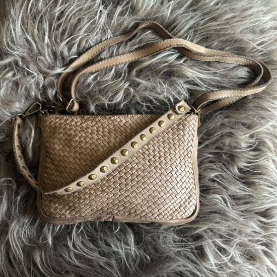 Gewassen leren, gevlochten tasje met koperen studs. 26.5 x h 15 x 3.5 cm