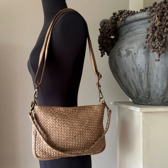 Gewassen leren, gevlochten tasje met koperen studs. 26.5 x h 15 x 3.5 cm