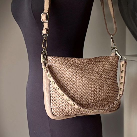 Gewassen leren, gevlochten tasje met koperen studs. 26.5 x h 15 x 3.5 cm