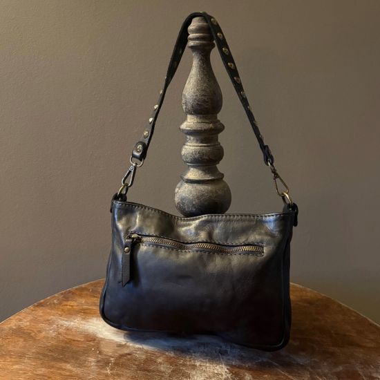 Gewassen leren, gevlochten tasje met koperen studs. Zwart. 26.5 x h 15 x 3.5 cm