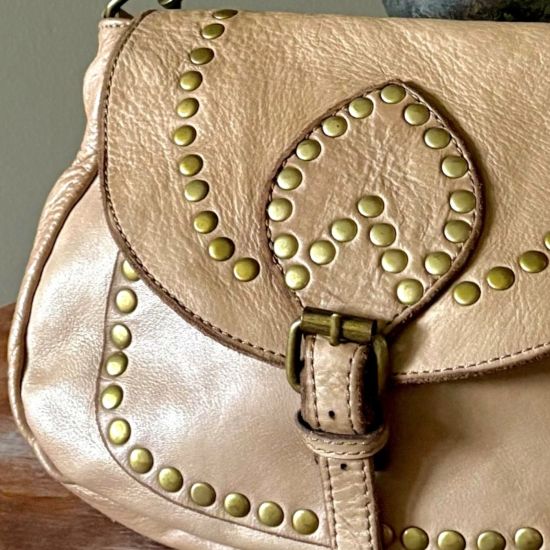 Gewassen leren tas met studjes, sand. 28 x h 21 x 8 cm