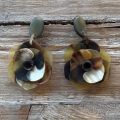 Bloemvormige oorbellen van buffelhoorn. Bruine gemixte kleuren, matte finish. Lichtgewicht.