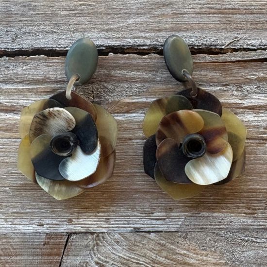 Bloemvormige oorbellen van buffelhoorn. Bruine gemixte kleuren, matte finish. Lichtgewicht.