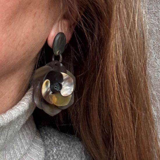 Bloemvormige oorbellen van buffelhoorn. Bruine gemixte kleuren, matte finish. Lichtgewicht.