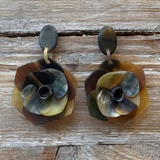 Bloemvormige oorbellen van buffelhoorn. Bruine gemixte kleuren, matte finish. Lichtgewicht.