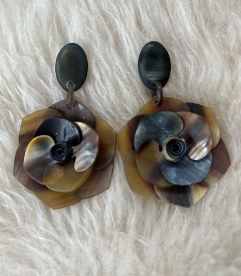Bloemvormige oorbellen van buffelhoorn. Bruine gemixte kleuren, matte finish. Lichtgewicht.
