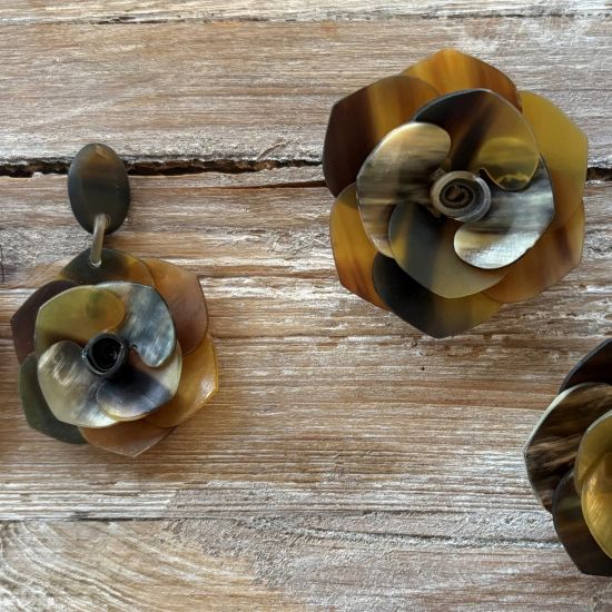 Bloemvormige oorbellen van buffelhoorn. Bruine gemixte kleuren, matte finish. Lichtgewicht.