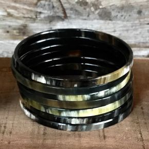 Armbanden buffelhoorn 7 stuks, maat S, M, L, 5mm. Glans finish. Zeer licht in gewicht.