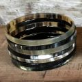 Armbanden buffelhoorn 7 stuks, maat S, M, L,  5mm. Glans finish. Zeer licht in gewicht.