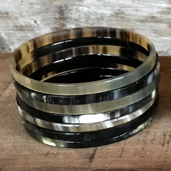 Armbanden buffelhoorn 7 stuks, maat S, M, L,  5mm. Glans finish. Zeer licht in gewicht.